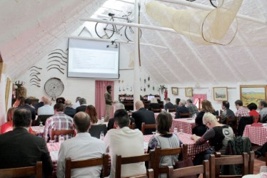 EL PROJECTE DE DESENVOLUPAMENT ECONÒMIC IMPULSAT PEL CONSELL COMARCAL, ELS AJUNTAMENTS DE LA COMARCA, EL SECTOR PRIVAT I LA COMUNITAT EDUCATIVA, PRESENTEN UN DOCUMENT AMB 50 PROGRAMES PER A LA REACTIV